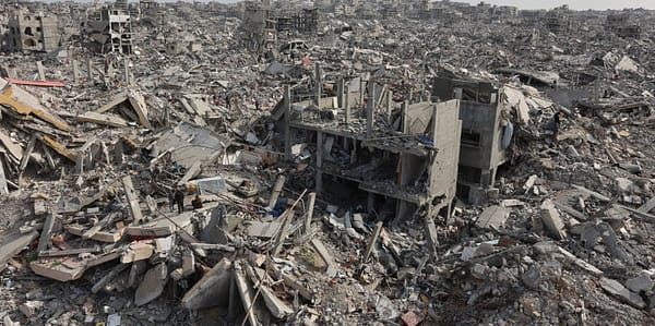 “ La imagen muestra un vasto paisaje de escombros y edificios derrumbados, hundidos en escombros. Se ven estructuras de hormigón rotas y una atmósfera de desconsoladora destrucción. Jabaliya, 19 de enero de 2025. Esta vista aérea muestra a palestinos desplazados revisando las ruinas de una casa a su regreso al campo de refugiados devastado por la guerra de Jabaliya, en el norte de la Franja de Gaza. (Omar AL-QATTAA / AFP)