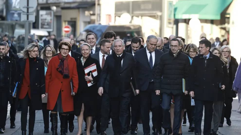 Bayrou y su banda organizada de viejos ministros